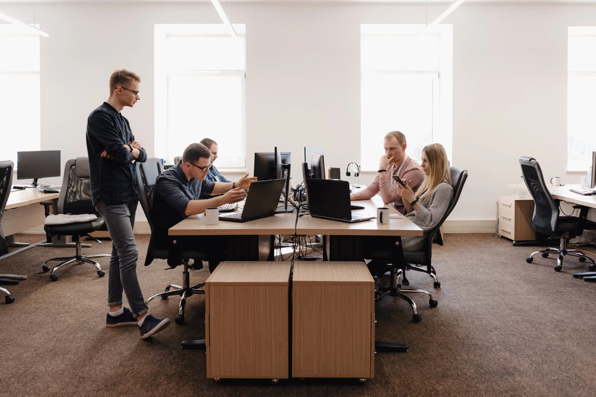 MarkenPunkt Team im Büro