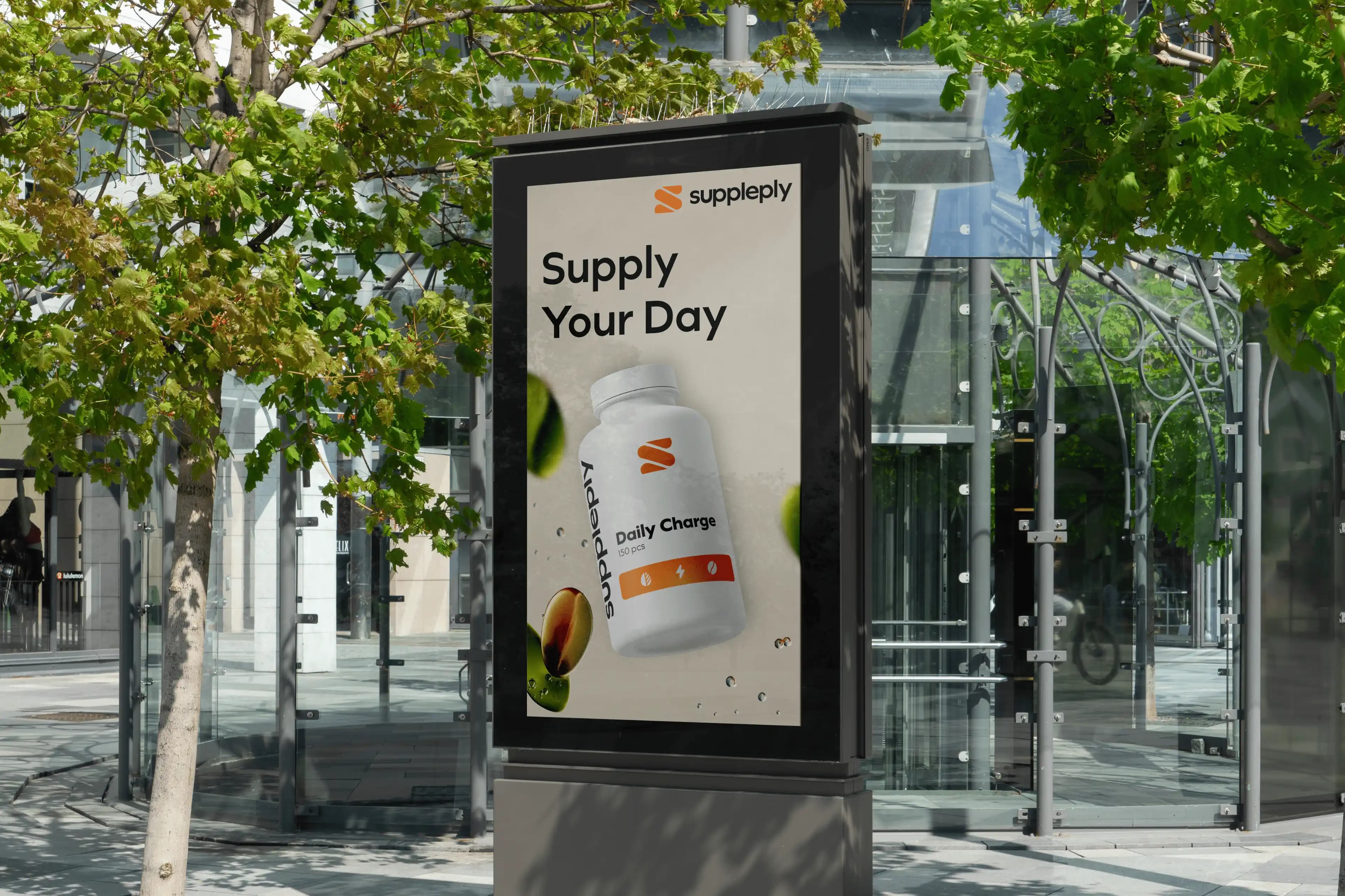 Ein Team von Menschen, die am Computer arbeiten und in einem hellen und gut organisierten Büroraum Ideen austauschen.