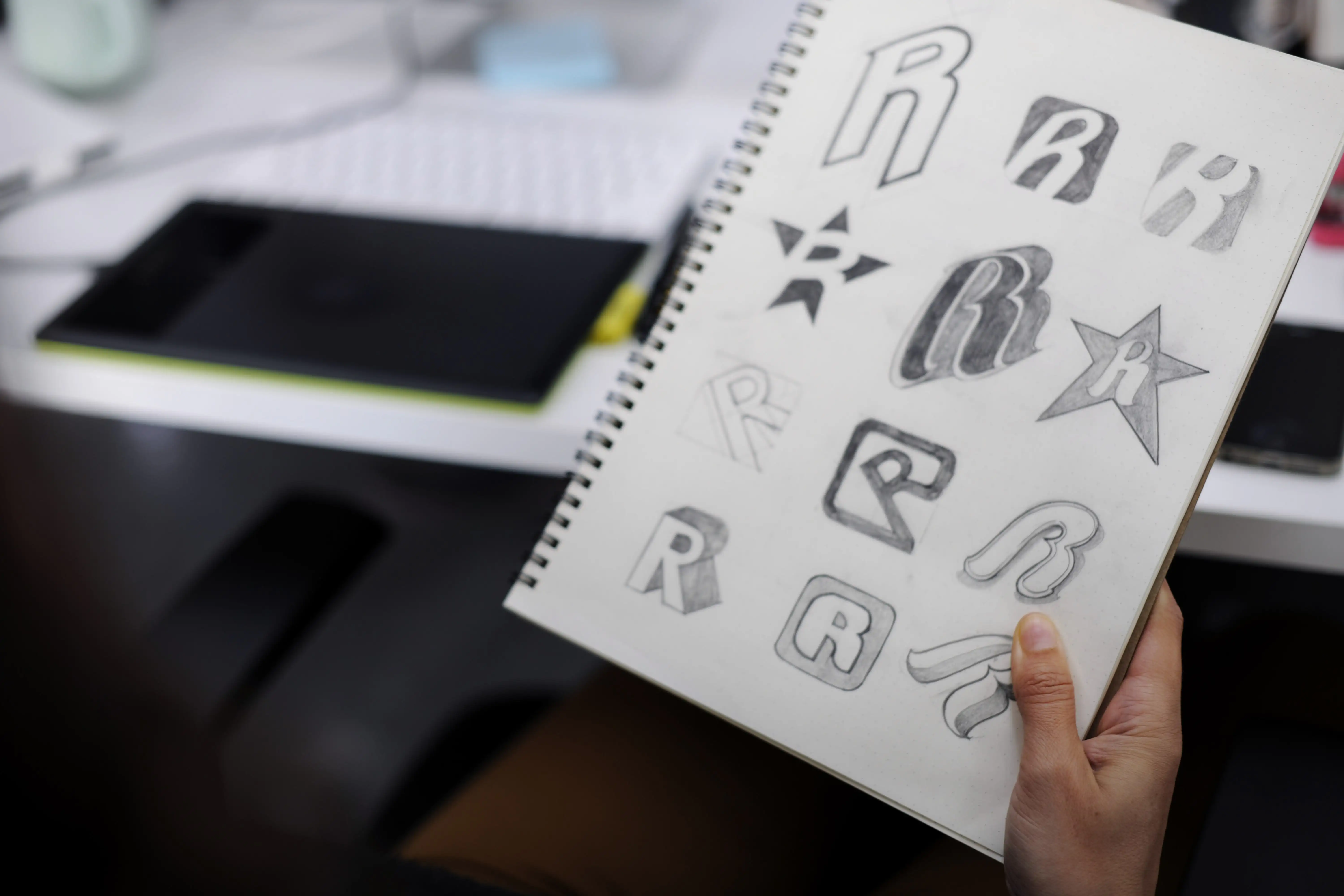 Kreative Logo-Konzeption mit Fokus auf Markenidentität, Farbgestaltung und zeitloses Design.